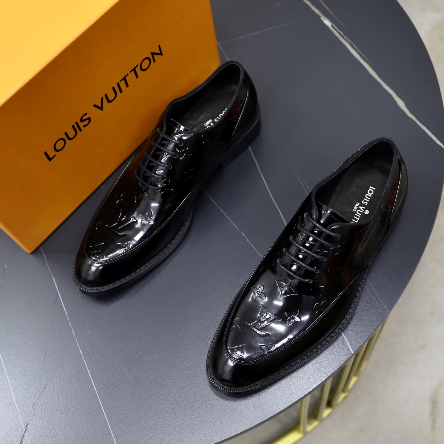 Men's shoes: 280🙅‍♂️🙅‍♂️🙅‍♂️Niuli Brand: LV Louis Vuitton Size: 39-44 (38, 45, 46 can be customized) Level: Counter classic Material: Original soft cowhide upper Comfortable cowhide lining Original lightweight outsole Style category: Formal business casual driving leather shoes Color: Color of the actual picture